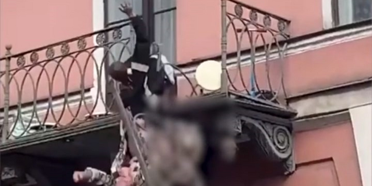 Petersburg. Kłótnia pary zakończyła się upadkiem z balkonu