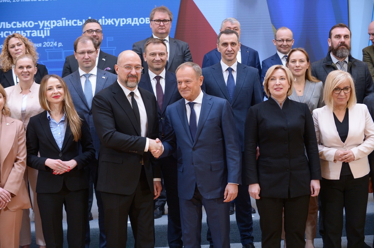 Warszawa, 28.03.2024. Premier Polski Donald Tusk (C), premier Ukrainy Denys Szmyhal (2L), wicepremier Ukrainy Iryna Wereszczuk (2P), minister rodziny i polityki społecznej Agnieszka Dziemianowicz-Bąk (L) i minister klimatu i środowiska Paulina Hennig-Kloska (P) podczas pamiątkowego zdjęcia delegacji w KPRM w Warszawie, 28 bm. W KPRM trwają polsko-ukraińskie konsultacje międzyrządowe, które mają dotyczyć, prócz kwestii rolnictwa, także współpracy przemysłów zbrojeniowych, kwestii kultury i przesyłu energii. (mr) PAP/Marcin Obara
