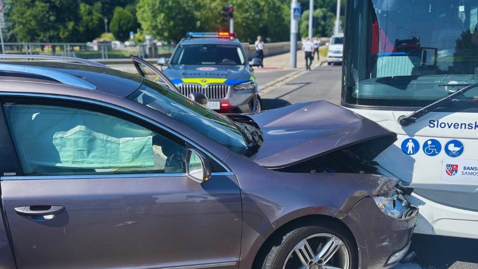 Zrážka auta s autobusom v Banskej Bystrici