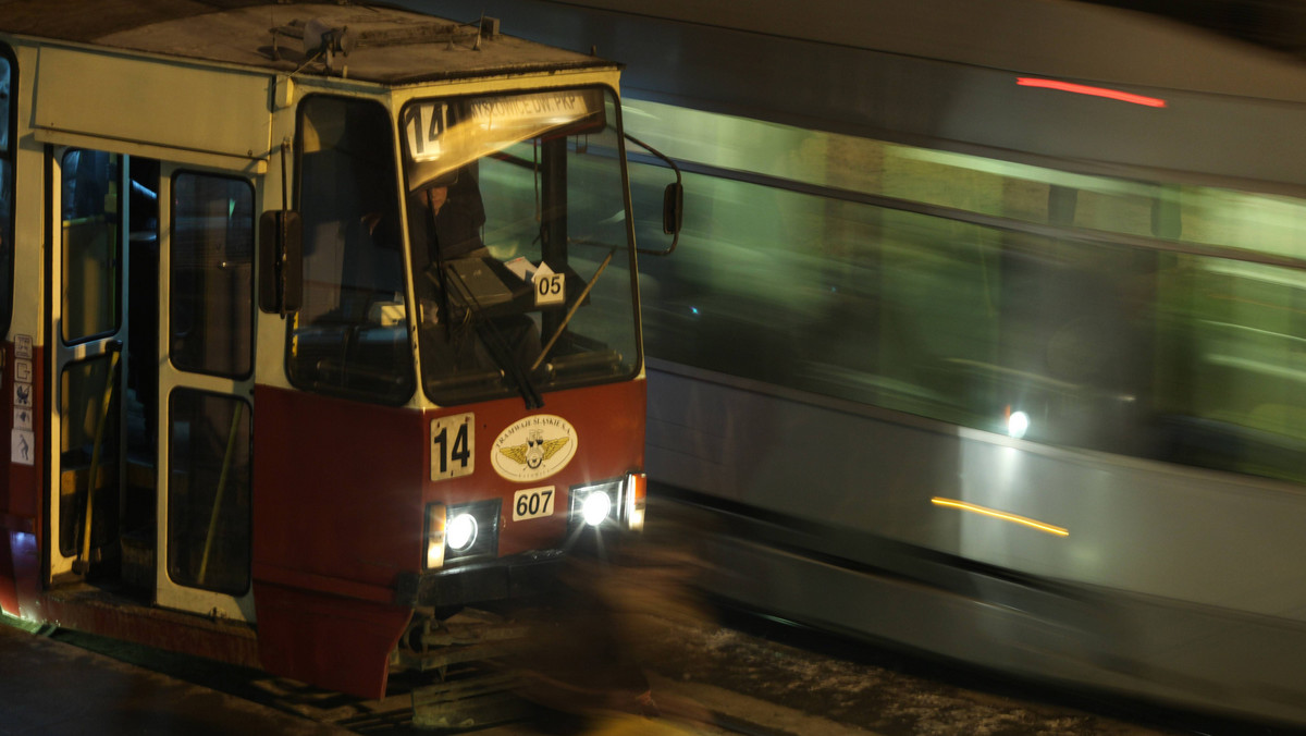 Spółka Tramwaje Śląskie podpisała w poniedziałek kontrakt z bydgoską firmą Pesa na dostawę 30 nowych tramwajów o łącznej wartości 202,5 mln zł. Pierwszy z nich trafi na Śląsk za rok, kolejne sukcesywnie do końca 2014 roku.