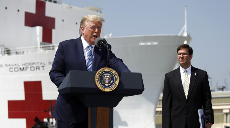 Donald Trump amerikai elnök a haditengerészet gigászi kórházhajóját küldte New Yorkba segítségként / Fotó: MTI AP Patrick Semansky  