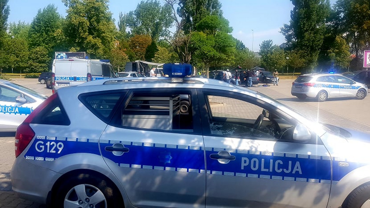 O poranku policjanci na parkingu samochodowym przed centrum handlowym M1 w Krakowie zatrzymali ponad 20 osób narodowości czeczeńskiej. 