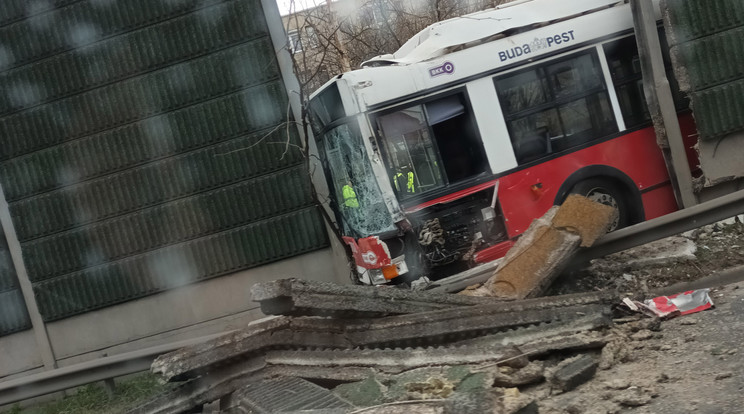 Baleset az M3-ason: troli csapódott a zajvédő falnak / Fotó: Blikk