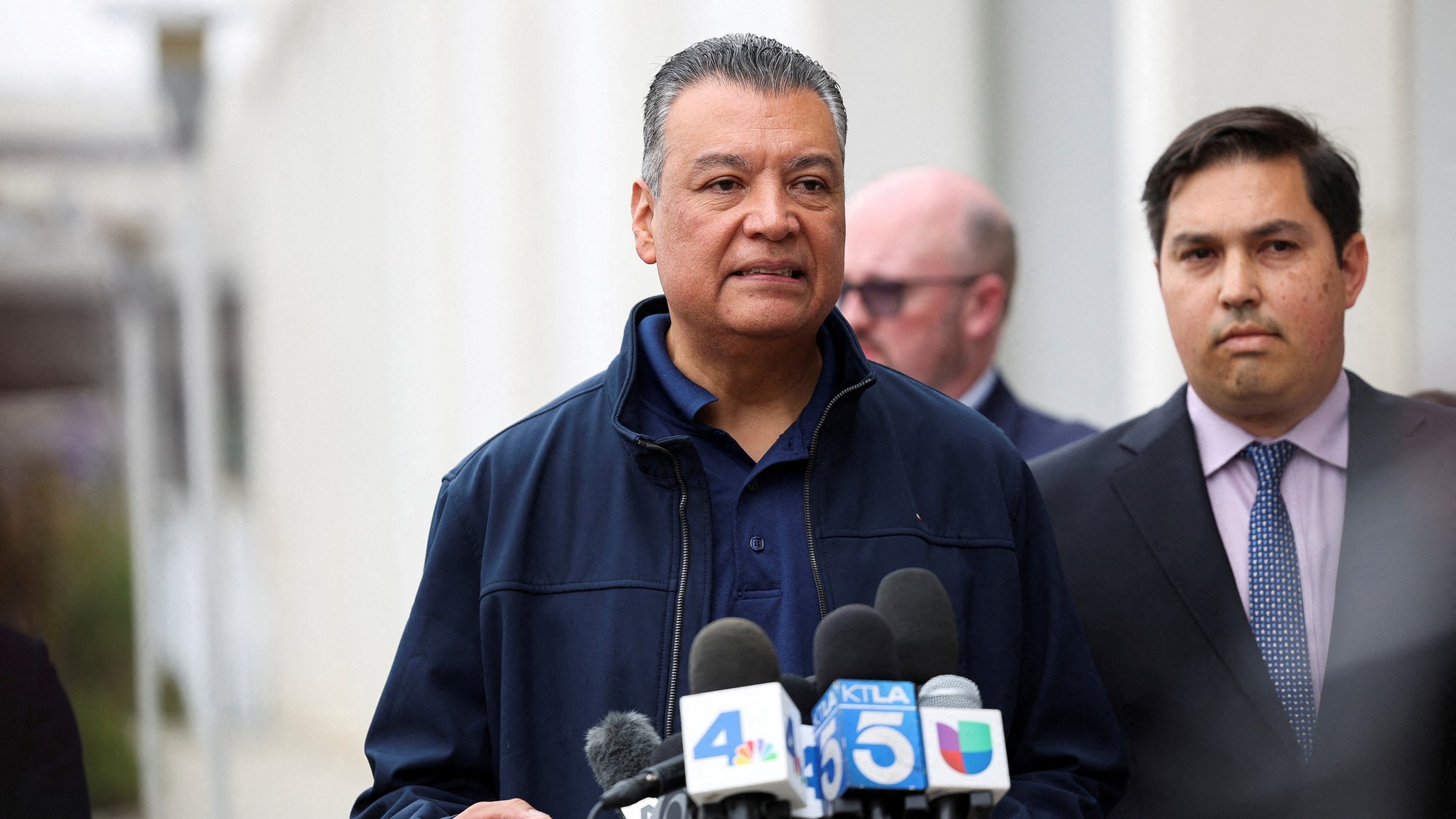 Americký senátor Alex Padilla, REUTERS/Aude Guerrucci
