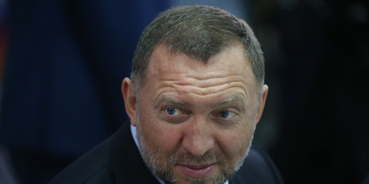 Oleg Deripaska to jeden z najbardziej znanych rosyjskich oligarchów. Do 2018 roku był prezesem spółki Rusal – rosyjskiego giganta zajmującego się produkcją aluminium. Dzięki kontrowersyjnemu programowi otrzymał cypryjskie obywatelstwo w 2017 roku. 