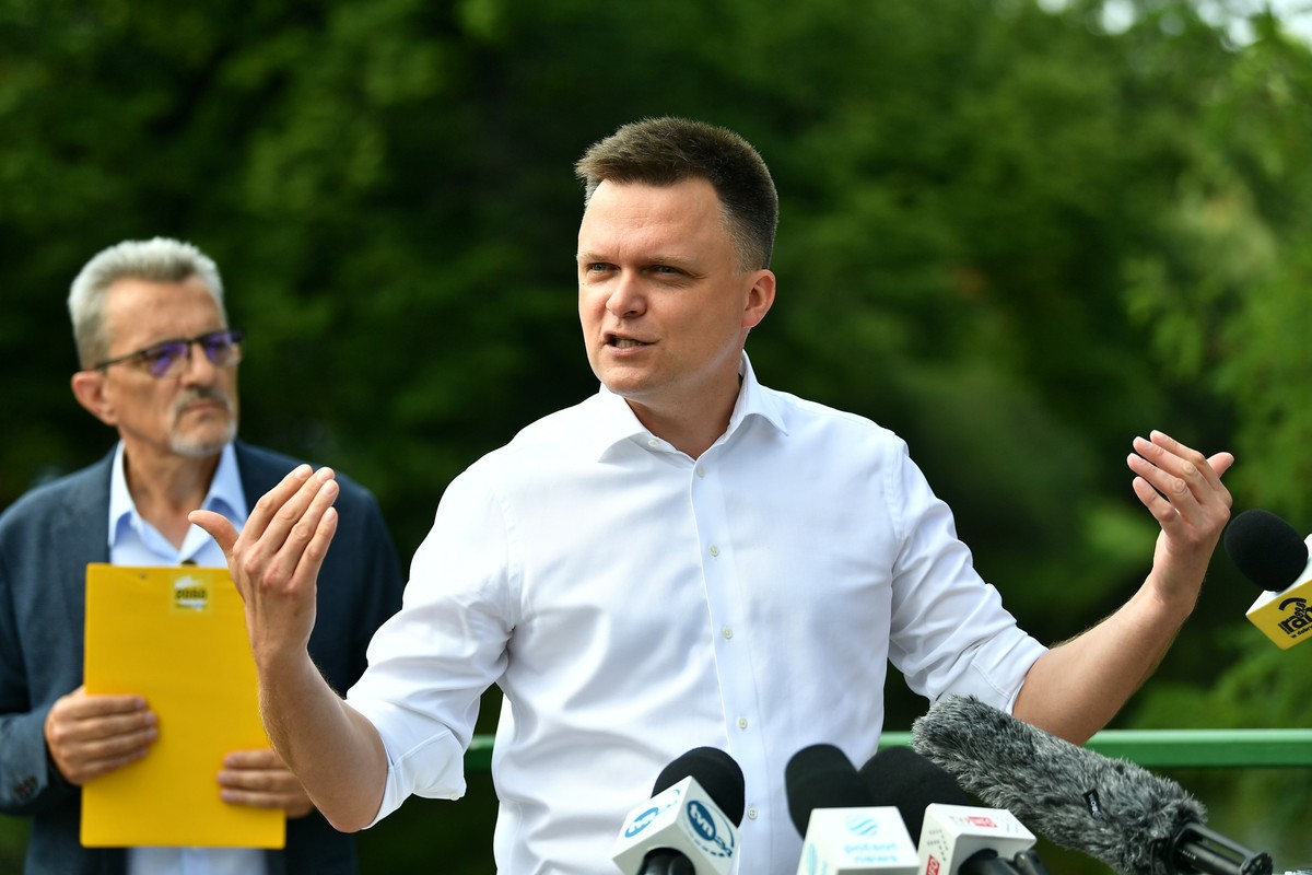Wrocław, 25.08.2022. Lider Ruchu Polska 2050 Szymon Hołownia (P)