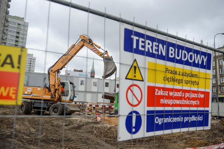 Stacja powstanie pod ul. Płocką w rejonie skrzyżowania z ul. Wolską. Do tej pory prace przygotowawcze toczą się na fragmencie ul. Wolskiej, na początku kwietnia plac budowy zajmie ul. Płocką. Konieczne będzie zamknięcie fragmentu tej ulicy - od ul. Wolskiej do ul. Ludwiki.
<br>
Dojazd do posesji przy ul. Płockiej 13, 15 i 17 będzie utrzymany od strony ul. Ludwiki tymczasową dwukierunkową jezdnią. Natomiast na ul. Kasprzaka, w kierunku centrum, zostanie wytyczony pas 'lewoskręt' w ul. Skierniewicką. <br><br> (mr) PAP/Marcin Obara