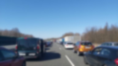 Ogromny korek na A4. Autostrada w kierunku Wrocławia zablokowana po zderzeniu busa z ciężarówką