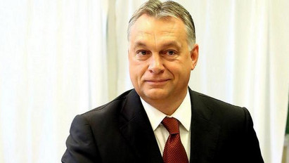 „Ha én ezt tudom, a számat kifestem” – Hölgyek ostromolták Orbán Viktort – videó