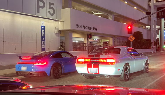Kolejne modele, które w Los Angeles pojawiają się obok siebie sporadycznie: Porsche 911 i Dodge Challenger.