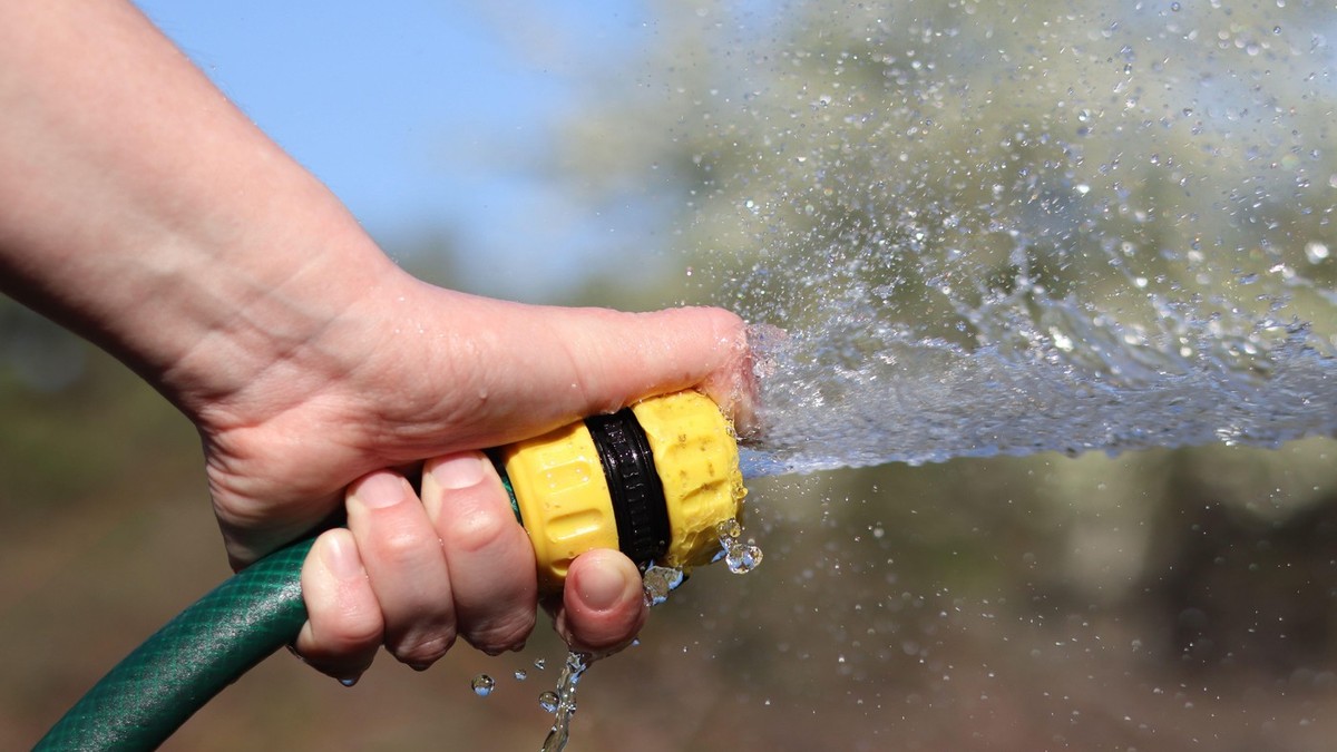 SVI PRAVE ISTU GREŠKU KAD KUPUJU BAŠTENSKO CREVO: Zbog ovog detalja bacate pare, a evo kako da izaberete ono koje traje godinama!