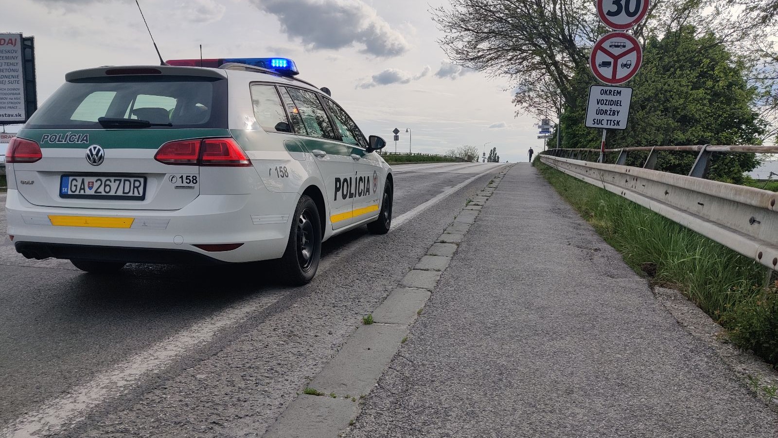 Policajné auto pri moste v Seredi