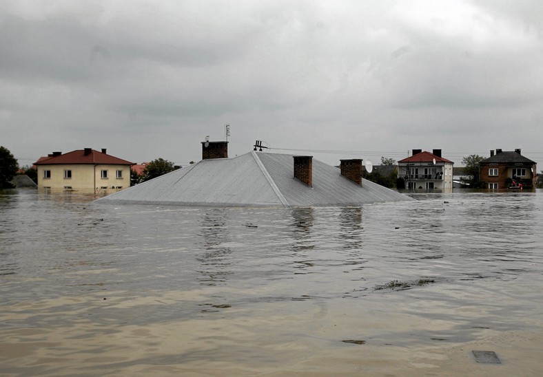 Zatopiony dom w Sokolnikach w gminie Gorzyce koło Sandomierza podczas majowej powodzi w 2010