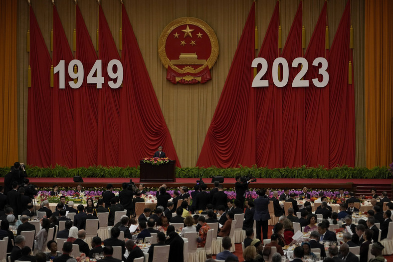 Xi Jinping podczas przemówienia z okazji zbliżającej się 74. rocznicy powstania Chińskiej Republiki Ludowej w Wielkiej Hali Ludowej w Pekinie, Chiny, 28 września 2023 r.