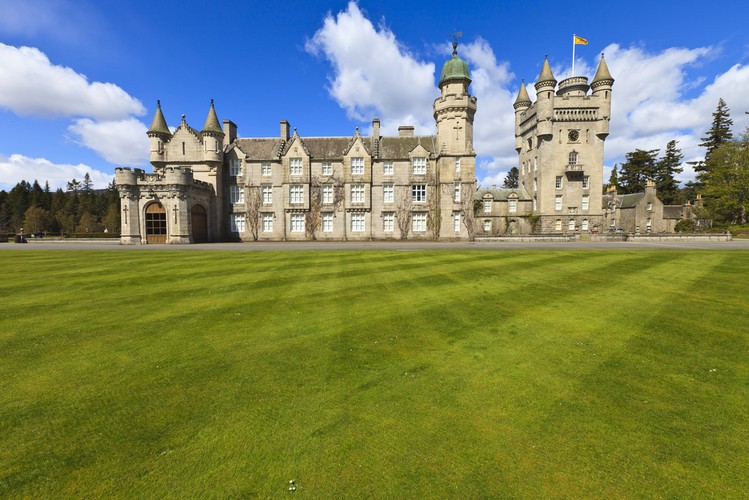 Zamek położony jest na terenie dużej posiadłości. Jej obszar, ogrody i sam zamek są otwarte dla publiczności od kwietnia do lipca.