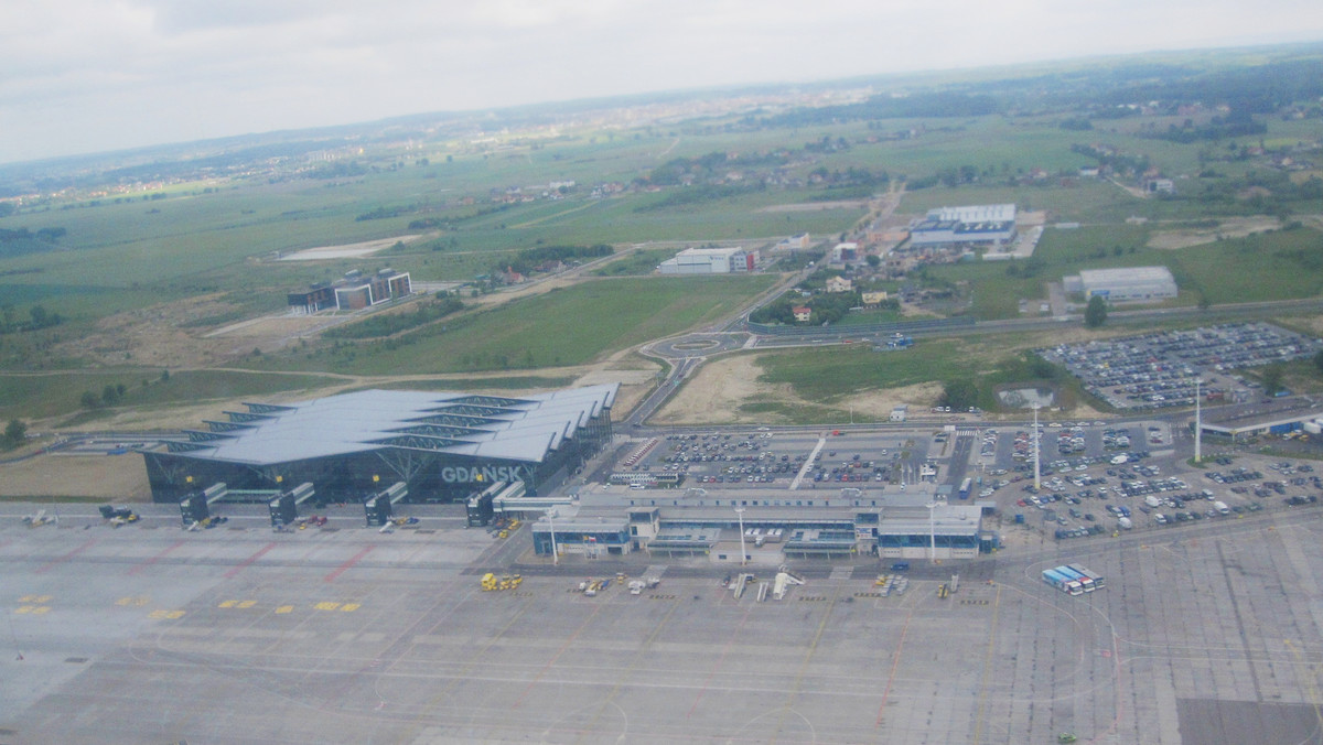 Gdański port lotniczy kontynuuje realizację inwestycji. Jeszcze w tym roku rozpocznie się rozbudowa terminalu pasażerskiego, zakupione zostaną również rękawy. Zarząd PLG przymierza się także do budowy nowego terminalu cargo oraz do instalacji wyższej kategorii ILS, radiowego systemu nawigacyjnego. Czy Gdańsk będzie pierwszym regionalnym lotniskiem w Polsce wyposażonym w ILS II kategorii?