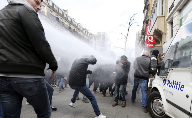 BBC podaje, że policja interweniowała, gdyż niektórzy demonstranci zaczepiali muzułmanki w tłumie i wykonywali hitlerowskie pozdrowienia. Agencja AFP pisze, że ubrani na czarno nacjonaliści wykrzykiwali: "Jesteśmy chuliganami!", "Jesteśmy u siebie!". AFP podaje, że demonstrantów było około 200, a dziennik "Derniere Heure", że chodziło o około 450 kibiców, którzy przyjechali po południu z miasta Vilvoorde, na północy kraju. W niedzielę w Brukseli miał się odbyć marsz pamięci ofiar zamachów, ale w sobotę został on odwołany na wniosek ministra spraw wewnętrznych Jana Jambona. Argumentował on, że siły policyjne potrzebne są nadal dla bieżących czynności dochodzeniowych. Według mediów mimo zakazu w okolicach Giełdy w niedzielę zebrały się setki ludzi.