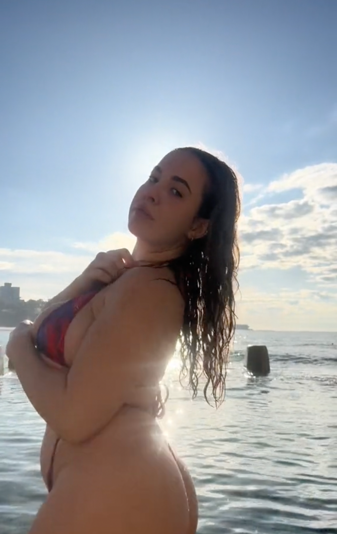 Kráska odpovedala krutým trollom vo videu.