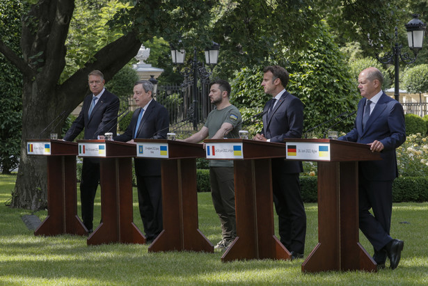 Kanclerz Niemiec Olaf Scholz, prezydent Francji Emmanuel Macron, premier Włoch Mario Draghi i prezydent Rumunii Klaus Iohannis podczas wizyty w Kijowie