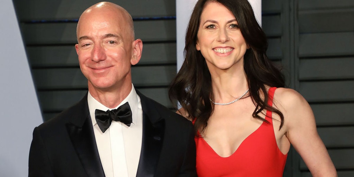 Przyszłego męża MacKenzie Bezos poznała w firmie inwestycyjnej D.E. Shaw, w której oboje pracowali. W styczniu 2019 roku ogłosili, że rozwodzą się po 25 latach małżeństwa. 