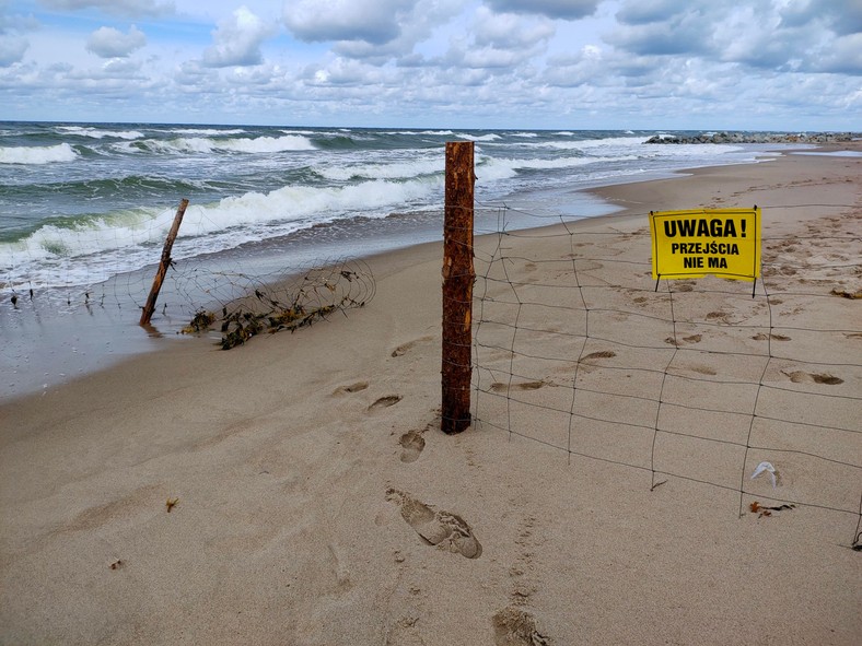 Plaża w Pleśnej u ujścia rzeczki Czerwona jest teoretycznie ogrodzona