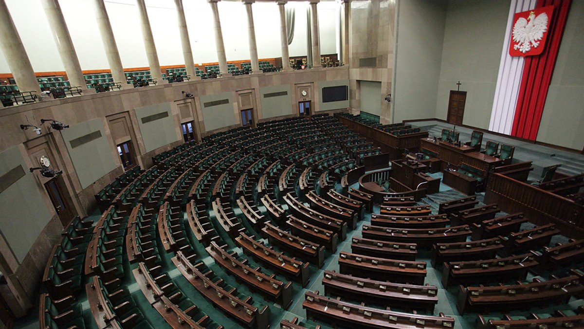 34 proc. poparcia dla PiS; 27 proc. dla PO - wynika z najnowszego sondażu CBOS, przeprowadzonego na początku października. Do parlamentu weszłyby także Ruch Kukiz'15 (8 proc.) oraz .Nowoczesna Ryszarda Petru (7 proc.).