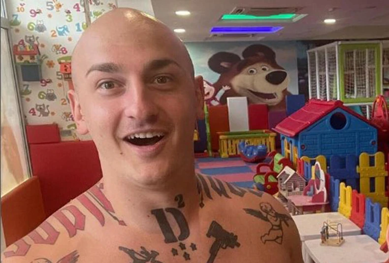 Desingerica ovako čupa obrve