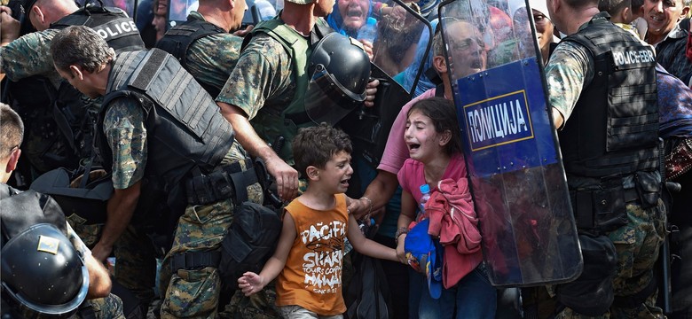 Koszmar na granicy z Macedonią. Policja kontra uchodźcy z dziećmi. ZDJĘCIA