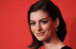 Odważniej, niż powinna? Ciężarna Anne Hathaway w kontrowersyjnej sukience