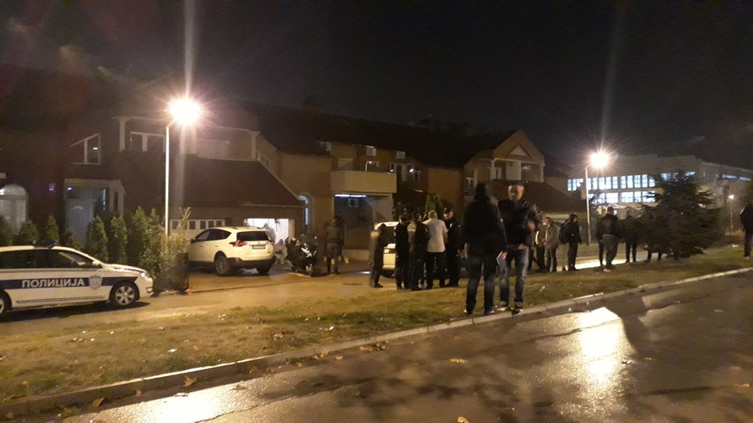 Otac ubijenog mladića pokušao je da dodje do sinovljevog tela sina, ali mu policajci nisu dozvolili jer je uvidjaj bio u toku, foto Branko Janačković