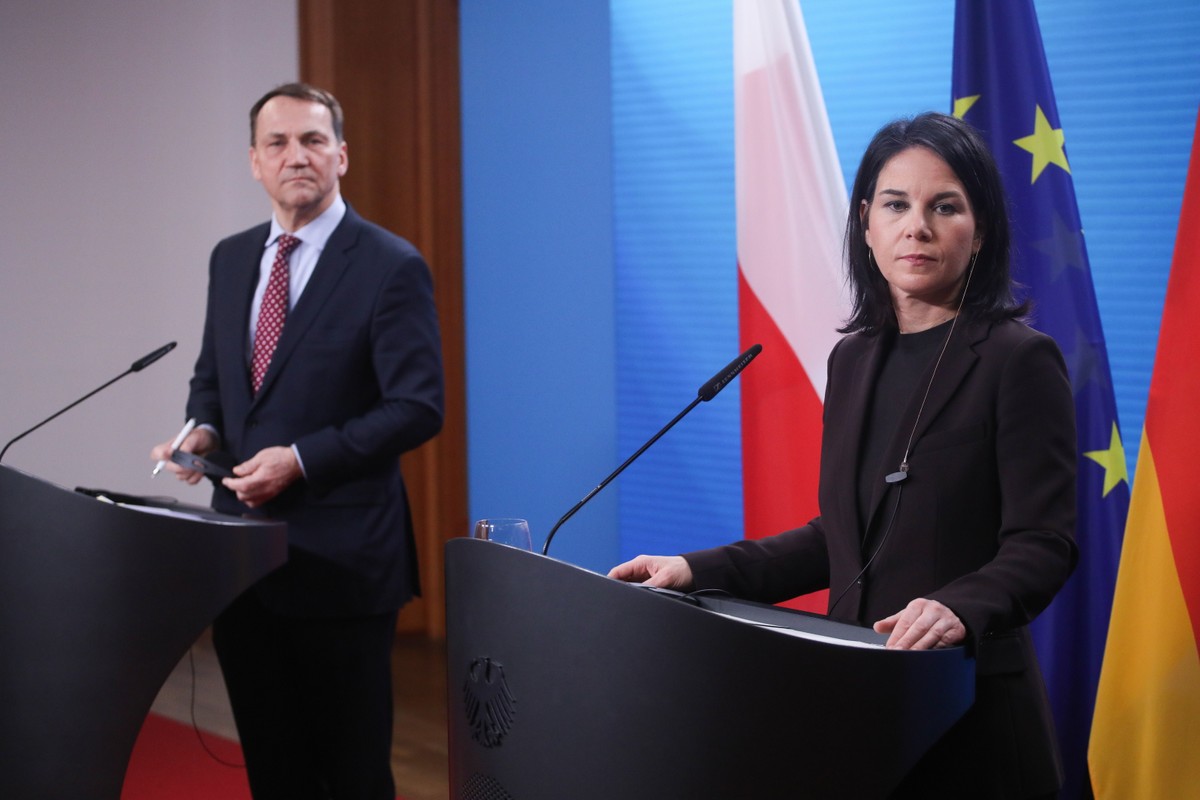 Berlin, Niemcy, 30.01.2024. Minister spraw zagranicznych RP Radosław Sikorski (L) i minister spraw zagranicznych Niemiec Annalena Baerbock (P) podczas konferencji prasowej po spotkaniu w Berlinie.