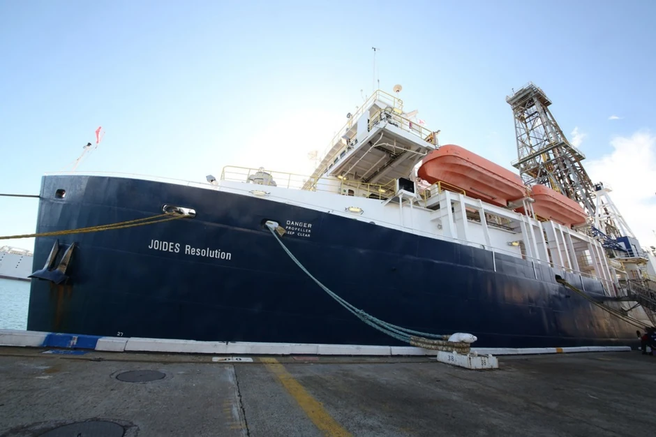 Brod "JOIDES Rezolušen"