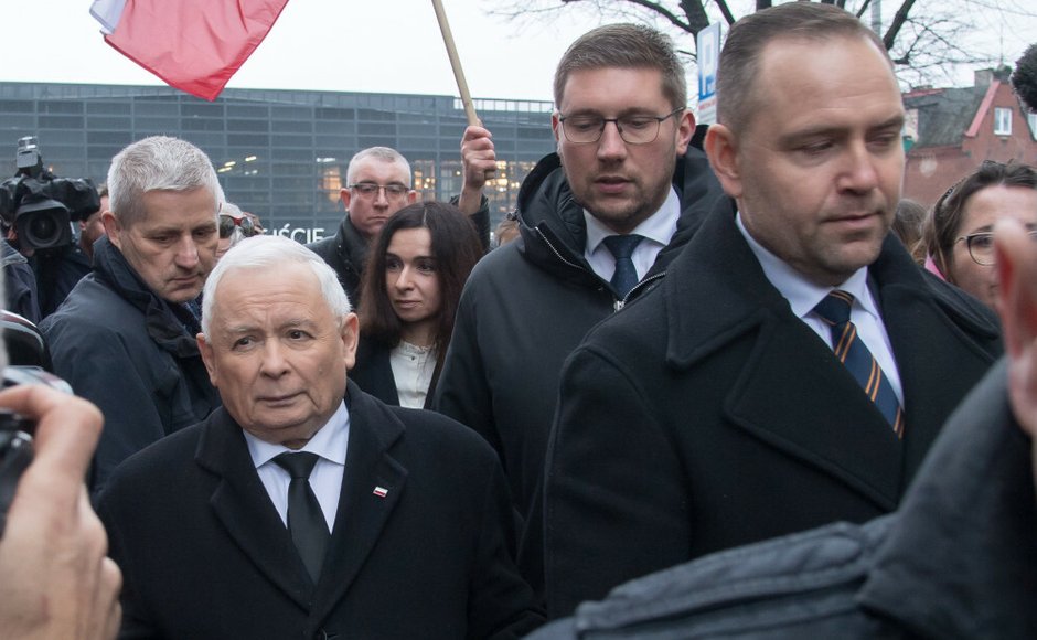 Karol Nawrocki i Jarosław Kaczyński na odsłonięciu tablicy Lecha Kaczyńskiego w IPN w Gdańsku, 12 lutego 2024 r.