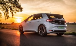 Volkswagen ID.3 od dziś rekordowo tanieje. Nowe wersje już w Polsce