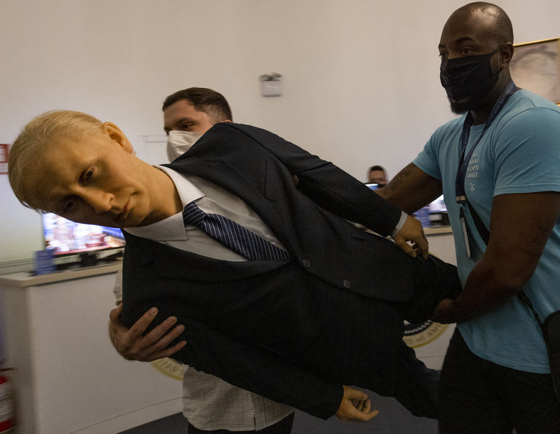 Pracownicy muzeum figur woskowych w Brazylii, po tym jak Rosja zaatakowała Ukrainę, wynoszą figurę woskową przedstawiającą Władimira Putin. (Zdjęcie ilustracyjne)