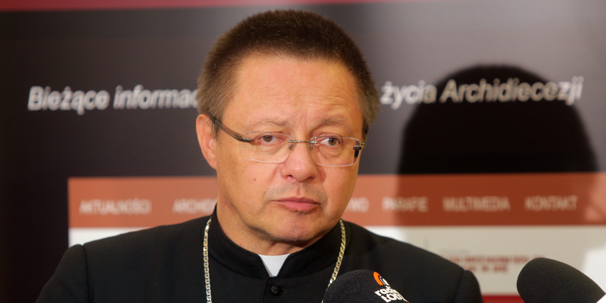 Arcybiskup Grzegorz Ryś mówi o konieczności budowania mostów humanitarnych.