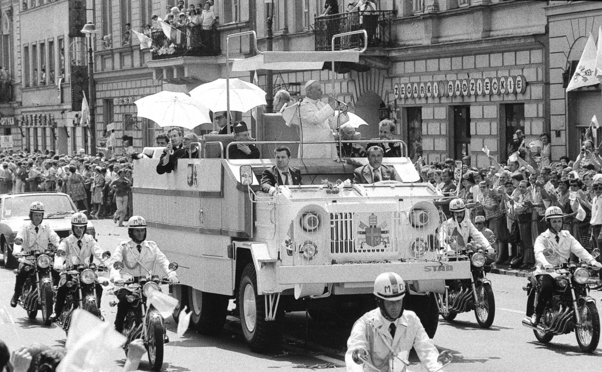Rzecznik Episkopatu: Od pielgrzymki Jana Pawła II do Polski zaczęło się rozmontowywanie komunizmu