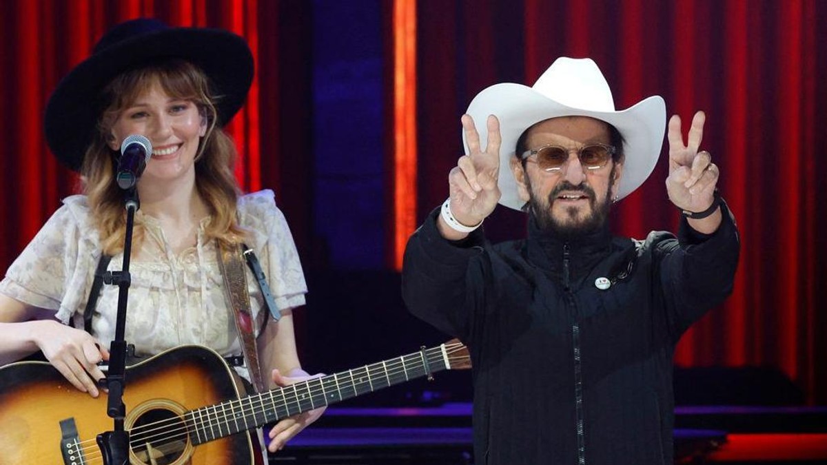 Ringo Star zajedno sa Moli Tatl tokom debija prošle godine u čuvenoj kantri dvorani Grand Ol Opri u Nešvilu | Foto: Getty Images