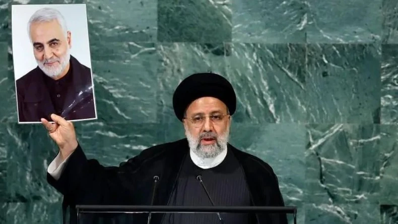 Pokojni iranski predsednik Ebrahim Raisi drži fotografiju Sulejmanija u UN 2022. | Foto: Getty Images