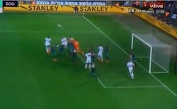 Bednarek znokautowany przez bramkarza. Reprezentant Polski nie chciał zejść z boiska