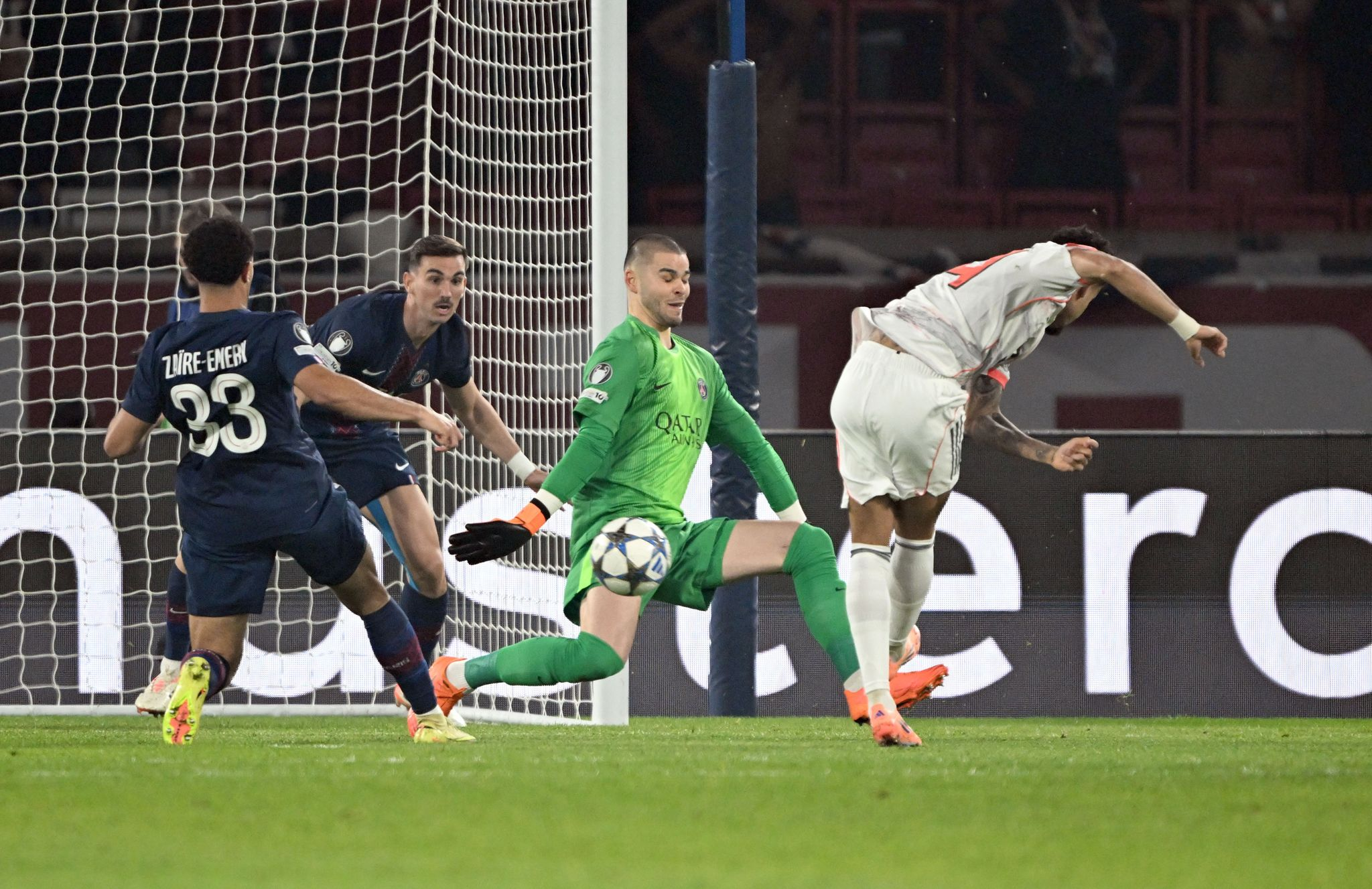 Bayern siegt 2:1 bei PSG trotz Unterzahl - Díaz mit Doppelpack und Rot