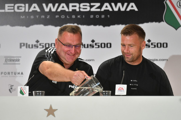Trener Legii Czesław Michniewicz (L) i bramkarz Artur Boruc (P) podczas konferencji prasowej w Warszawie przed meczem rewanżowym z Dinamem Zagrzeb
