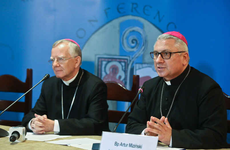 Zastępca przewodniczącego Konferencji Episkopatu Polski abp. Marek Jędraszewski i sekretarz generalny bp. Artur Miziński. Fot. PAP/Rafał Guz