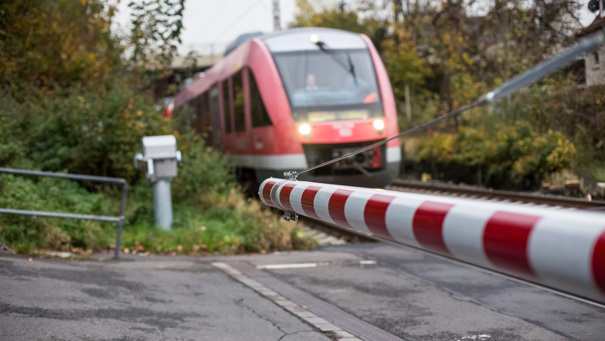 Zamość: Wypadek na przejeździe kolejowym. Samochód zderzył się z pociągiem