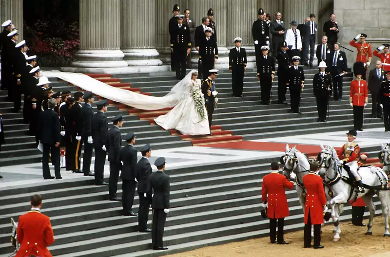 Książę i księżna Walii opuszczają katedrę św. Pawła w dniu ślubu, 29 lipca 1981 r. / Jayne Fincher Princess Diana Archive