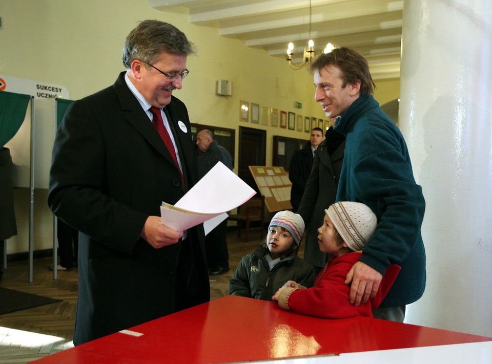 Bronisław Komorowski oddał swój głos w Warszawie, fot. PAP/Tomasz Gzell