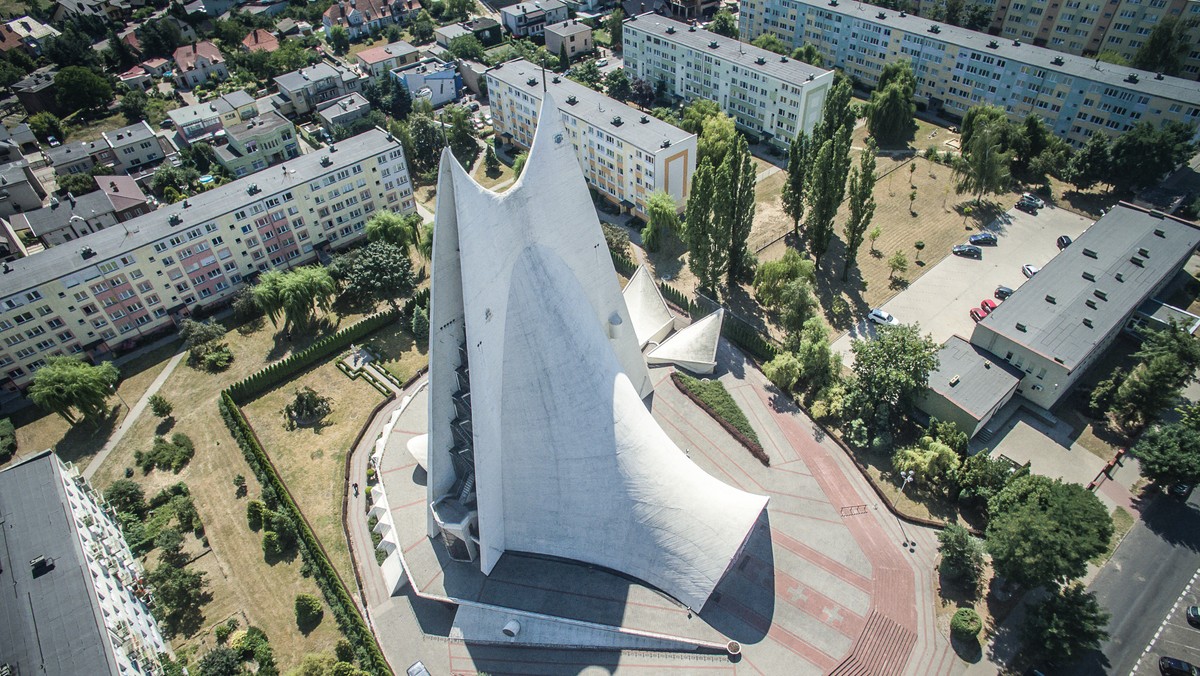 - Architekci nie lubią Lichenia, uważają go za kicz. My zdjęliśmy te okulary i zobaczyliśmy tam zupełnie coś innego - zorganizowaną jednostkę, która odpowiada gustowi społeczności, dla której powstała. Podobnie, jak w kościołach wybudowanych w latach 80. zobaczyliśmy piękną pamiątkę po "Solidarności". W te kościoły jest wbudowana ludzka praca, to są olbrzymie nieraz obiekty zbudowane rękami tysięcy ludzi, którzy często jeszcze żyją i doskonale to pamiętają. Nie śmiejemy się z tego, nie mówimy pięknie i brzydocie, żadnych emocjonalnie nacechowanych opisów – przekonują autorzy książki poświęconej kościołom, które powstały w Polsce po II wojnie światowej.