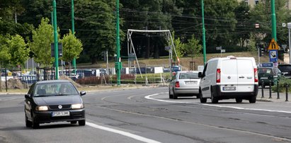 Zrobili węższą jezdnię, by jeden tramwaj miał lepiej!