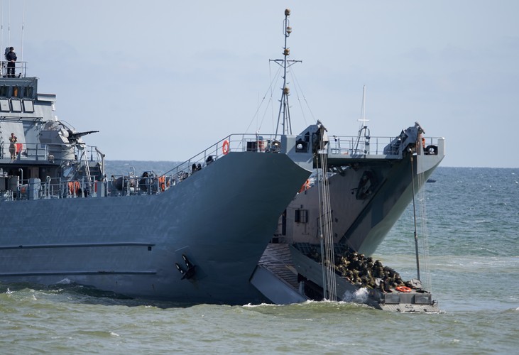 Jednostki bojowe NATO zostały przetransportowane w pobliże plaży w Ustce czterema okrętami. Wśród nich były dwie polskie jednostki, okręty transportowo-minowe ORP 'Lublin' i ORP 'Gniezno' oraz amerykański okręt desantowy USS San Antonio i brytyjski śmigłowcowiec HMS 'Ocean'.
<br><br>fot.  (aw/cat) PAP/Adam Warżawa