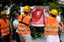 Manifestacja Akcji Demokracji przed siedzibą KRS